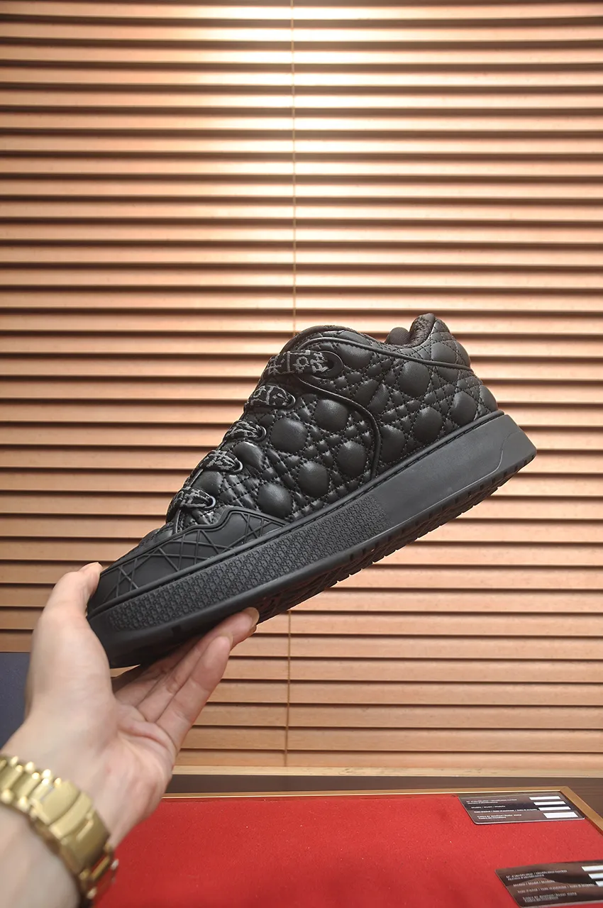 Men's men's shoes 💰: 800💶 (top original order) Brand: Dior (Dior) Standard code: Men's code 39-44 (45 customized) Grade: Same as the official website Material: Top original cowhide stitched together Original wear-resistant and lightweight outsole Style category: Fashionable casual shoes Distinguished luxury brand elements top luxury Color: Actual picture color